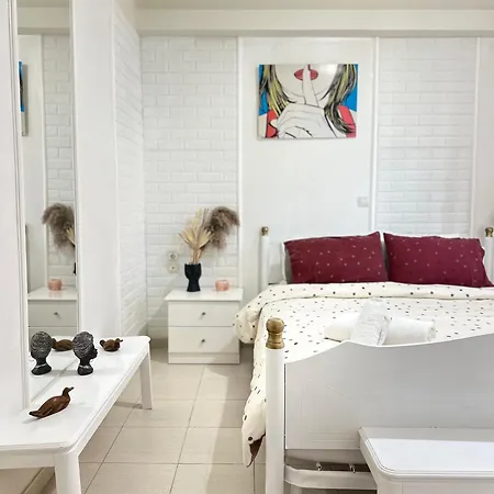 Апартаменты Sandra's Sea View *